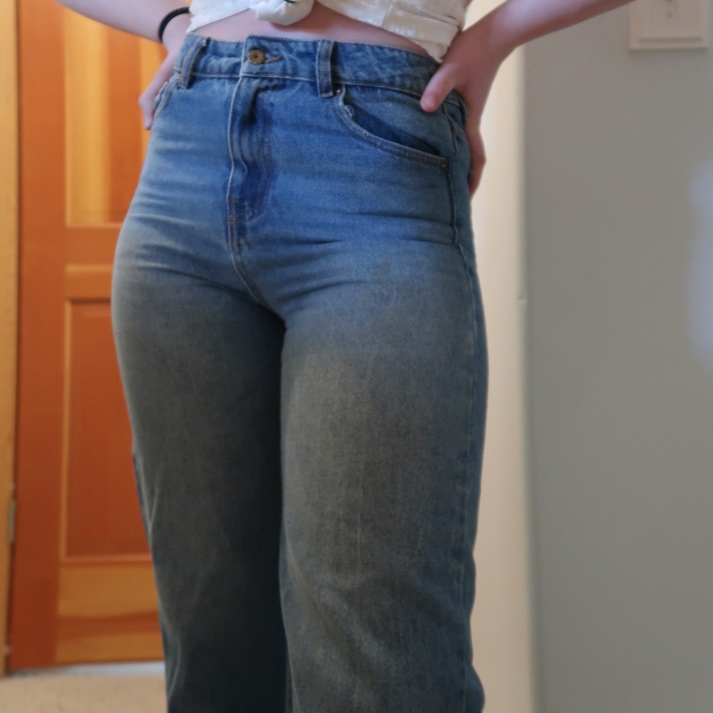 High-waisted denim jeans